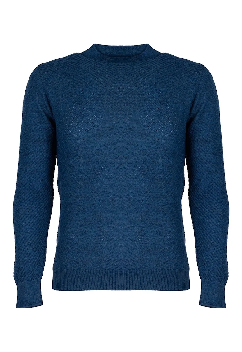Pulover tricotat cu textura striata si decolteu la baza gatului,
