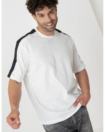 Tricou cu decolteu la baza gatului si benzi logo