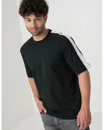 Tricou cu decolteu la baza gatului si benzi logo