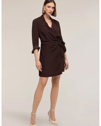 Rochie-sacou cu croiala petrecuta si detalii drapate, Maro inchis
