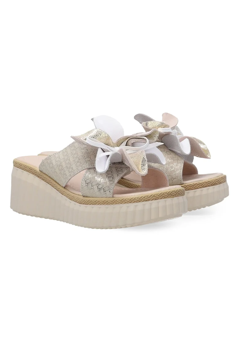 Papuci cu talpa demi-wedge si aplicatie florala decorativa
