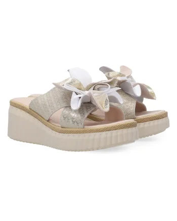 Papuci cu talpa demi-wedge si aplicatie florala decorativa