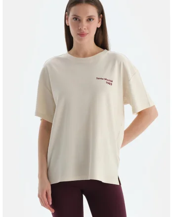Tricou lejer cu text brodat pe piept, Alb fildes