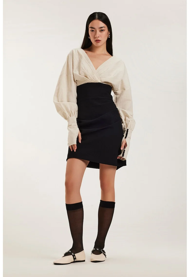 Rochie scurta cu decolteu in V si model in doua tonuri, Alb fildes/Negru
