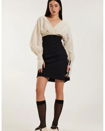 Rochie scurta cu decolteu in V si model in doua tonuri, Alb fildes/Negru