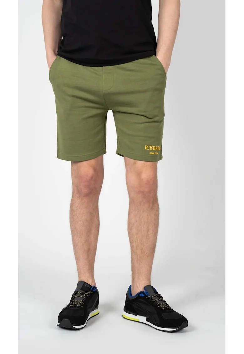 Pantaloni scurti cu snur in talie,