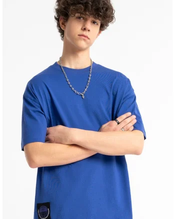 Tricou lejer cu decolteu la baza gatului