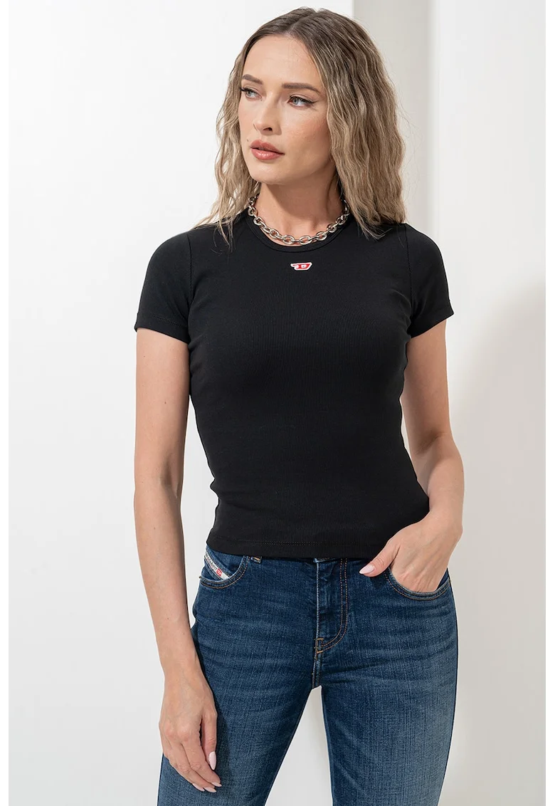 Tricou slim fit cu decolteu la baza gatului, Negru