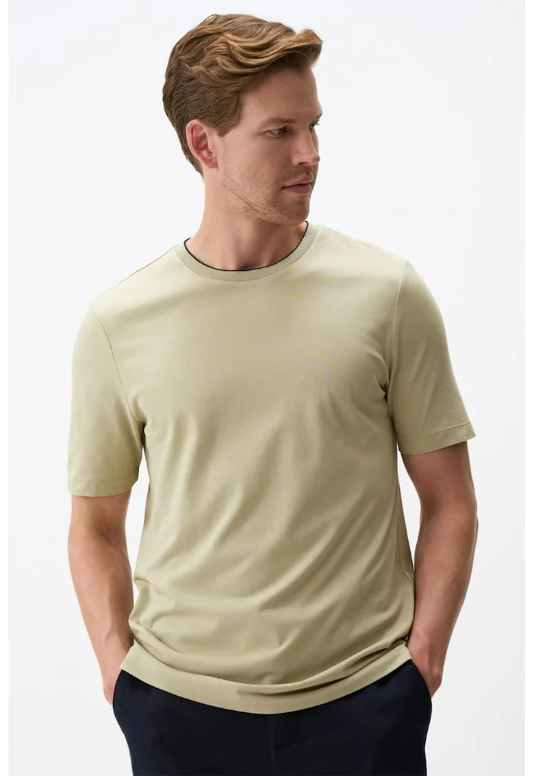 Tricou uni cu decolteu la baza gatului