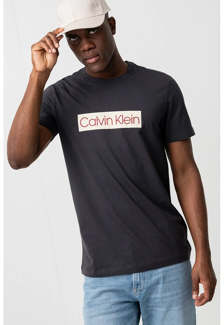 Tricou cu decolteu la baza gatului si logo