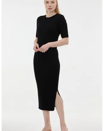 Rochie midi cambrata cu slit lateral, Negru