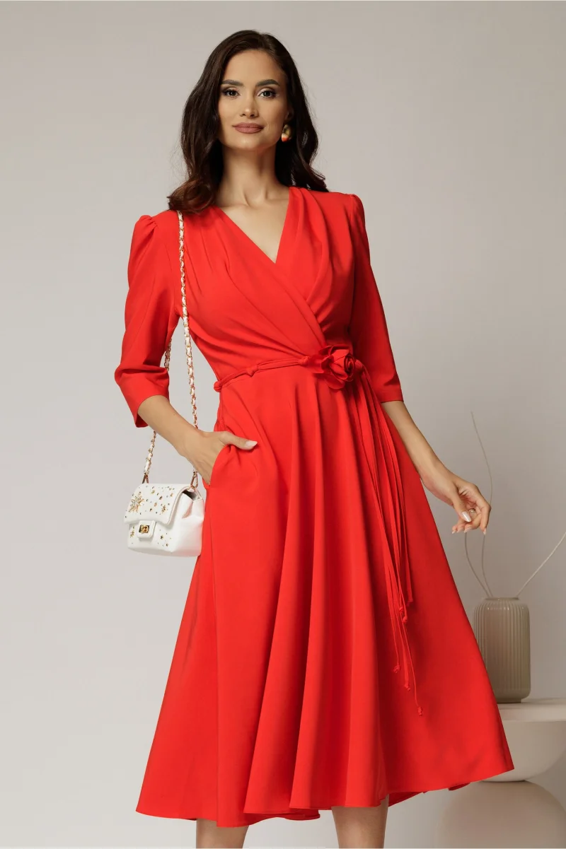 Rochie midi corai din stofa in clos cu floare in talie