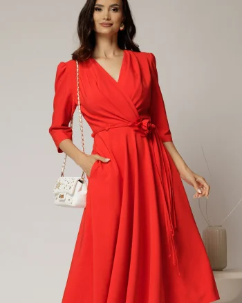 Rochie midi corai din stofa in clos cu floare in talie