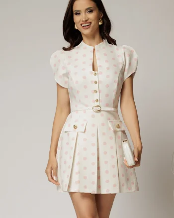 Rochie DY Fashion alba cu buline roz cu fusta scurta cu pliuri si decolteu