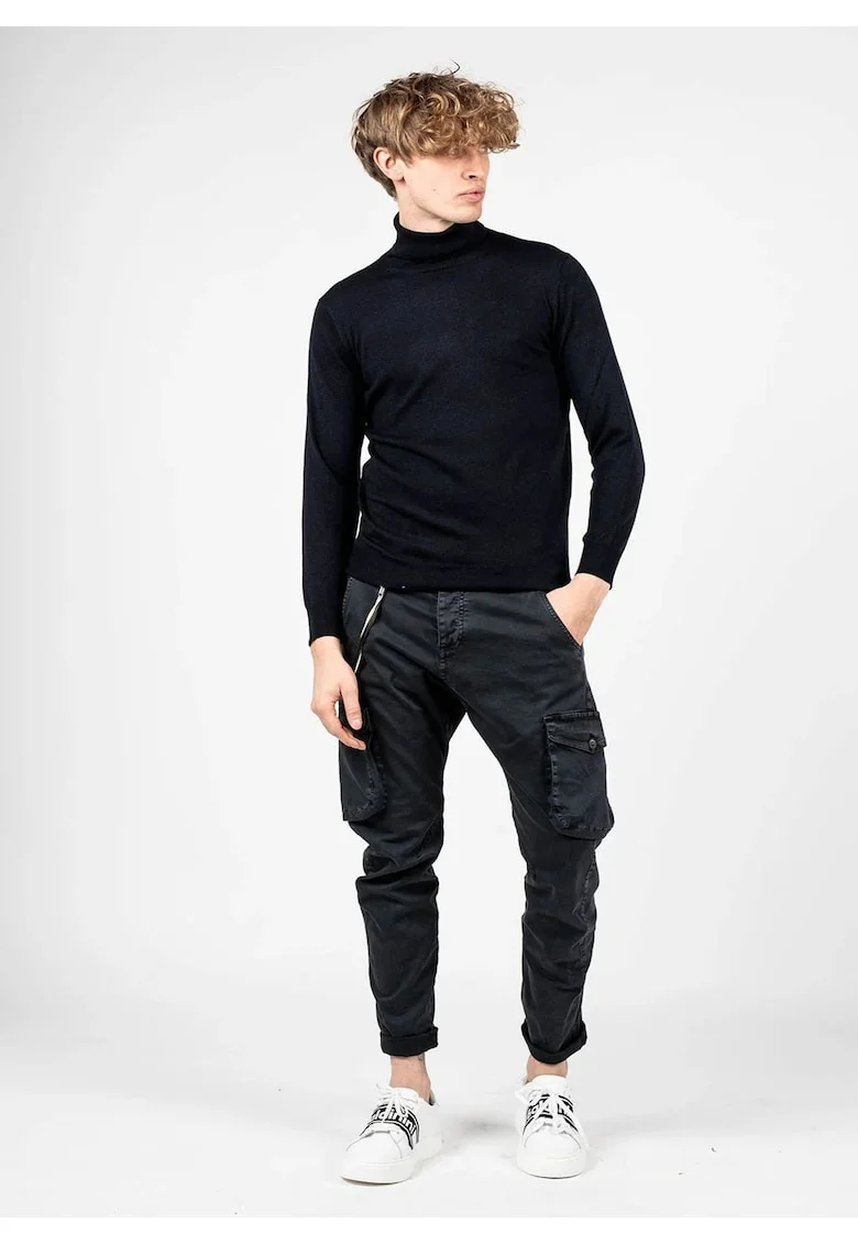Pulover slim fit cu guler inalt,