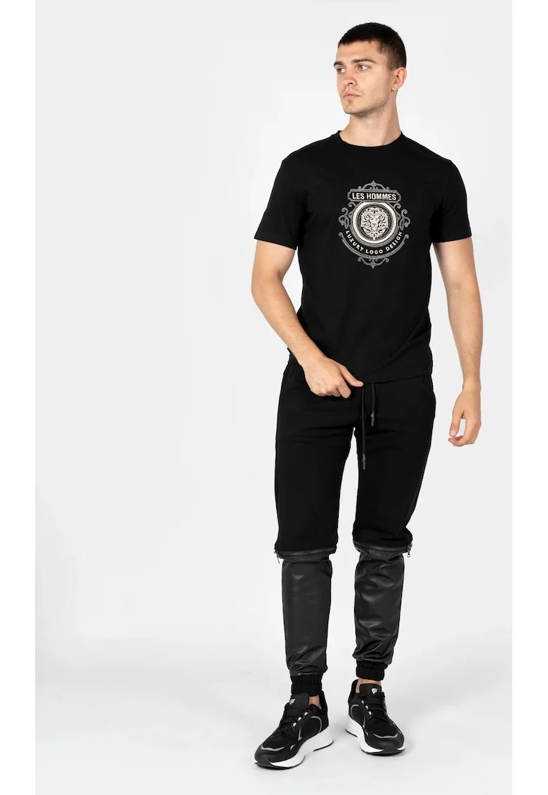 Tricou cu logo pe partea frontala,