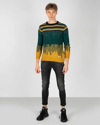 Puloverul colorblock cu decolteu la baza gatului,