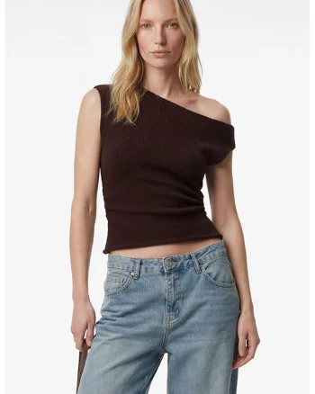 Bluza slim fit texturata cu decolteu asimetric, Maro