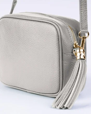 Geanta crossbody gri deschis din piele naturala, cu ciucure din piele