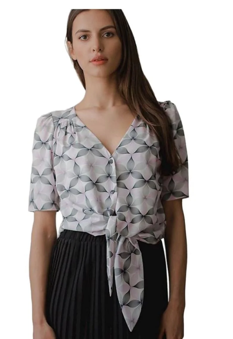 Camasa scurta,  cu decolteu in forma de inima, maneci scurte plisate, multicolor, poliester