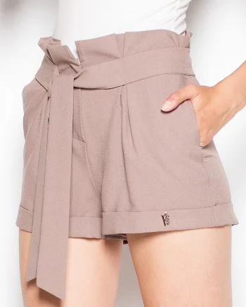 Pantaloni scurti dama  bej, talie cu centura, buzunare laterale, poliester,