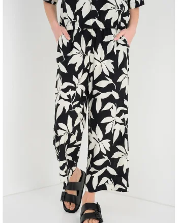 Pantaloni crop cu model floral si croiala ampla