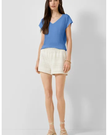 Tricou cu decolteu in V , decupaje si insertii brodate