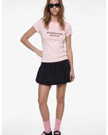 Tricou cambrat cu imprimeu text, Roz deschis