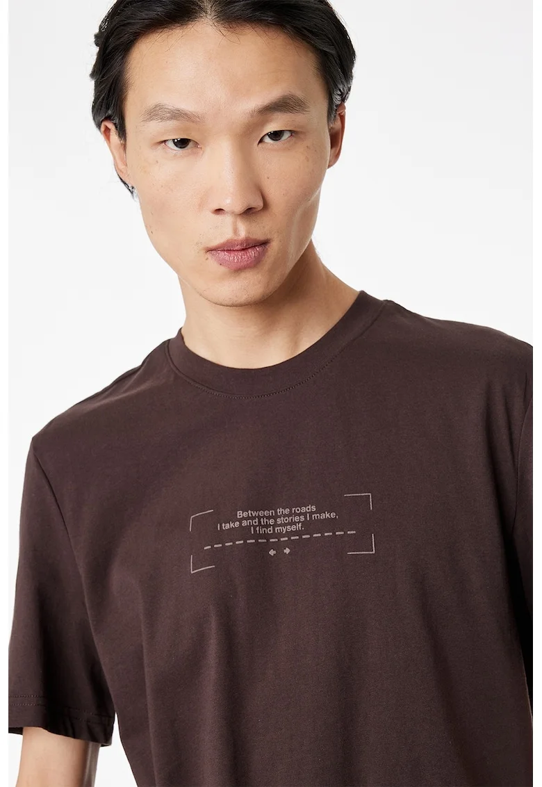 Tricou regular fit cu imprimeu text, Maro inchis