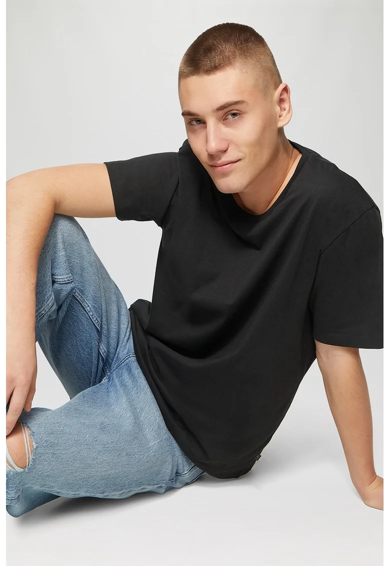 Tricou cu decolteu la baza gatului si logo discret, Negru