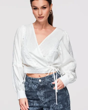 Bluza tip ie cu croiala petrecuta, maneci lungi si aplicatii delicate din dantela, Alb