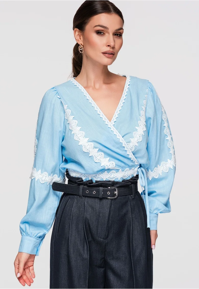 Bluza tip ie cu croiala petrecuta, maneci lungi si aplicatii delicate din dantela, Albastru