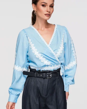 Bluza tip ie cu croiala petrecuta, maneci lungi si aplicatii delicate din dantela, Albastru