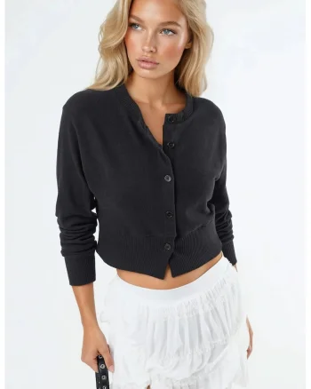 Pulovera scurt casual  neagra, poliester si elastan, cu nasturi si guler rotund, pentru femei