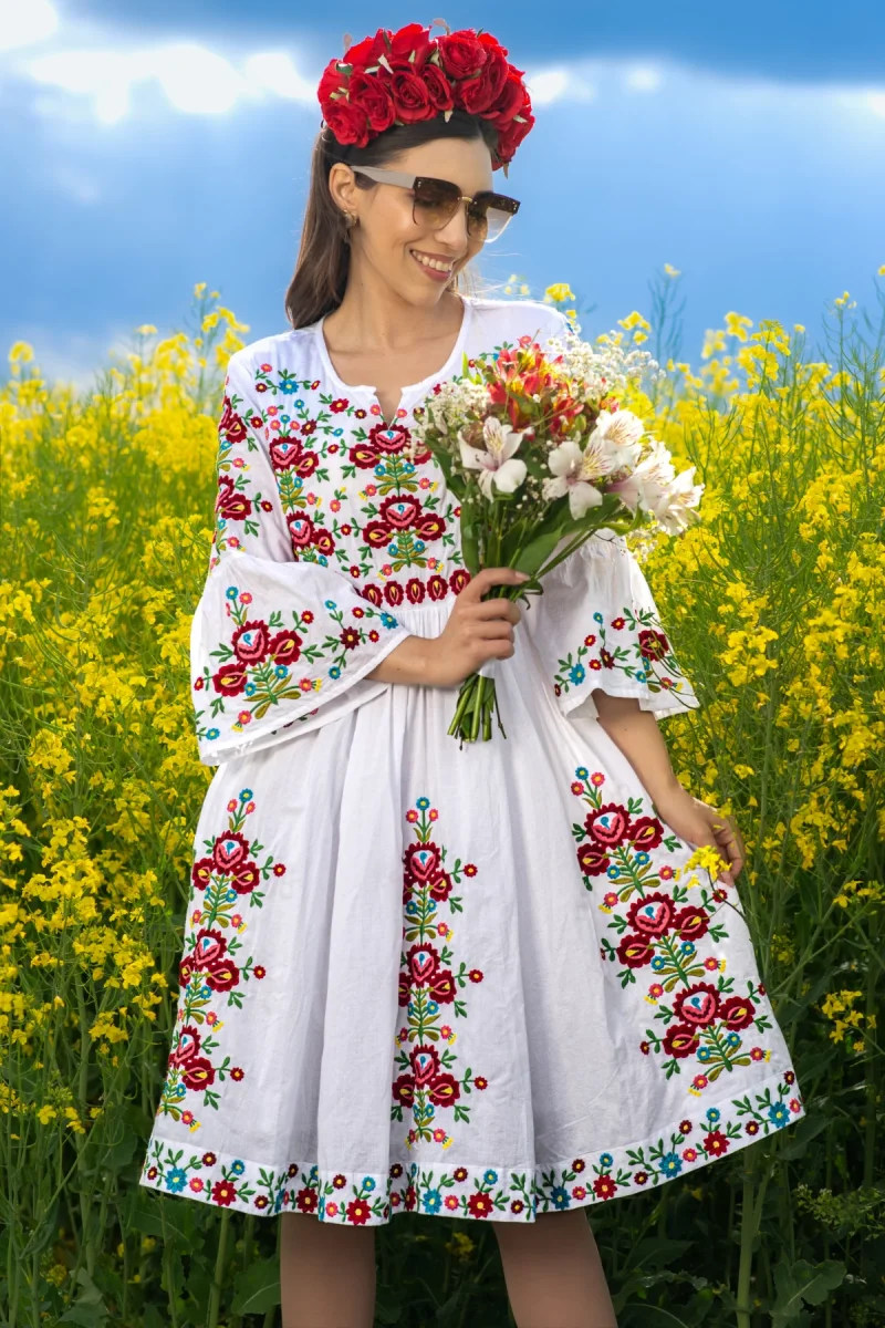 Rochie traditionala alba Irinuca in clos cu broderie viu colorata