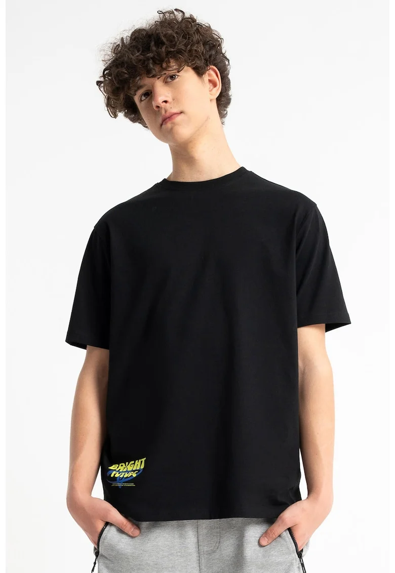 Tricou cu decolteu la baza gatului si detaliu text