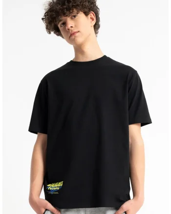 Tricou cu decolteu la baza gatului si detaliu text