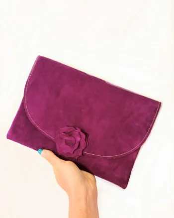 Plic handmade mov din piele naturala intoarsa, cu floare