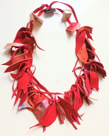 Colier handmade unicat multicolor din piele naturala,nuante rosu,corai