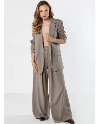 Sacou Casual Elegant De Dama,  Nuanta Latte, Design Clasic Minimalist, Material Premium Din In Bumbac Si Viscoza, Croiala Usor Alungita Prevazuta Cu Rever Si Inchidere Cu Un Nasture, Jacheta Subtire Si Racoroasa De Vara, Lux, Bej