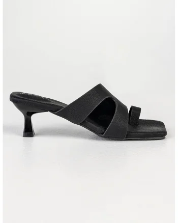 Papuci cu toc kitten, Negru
