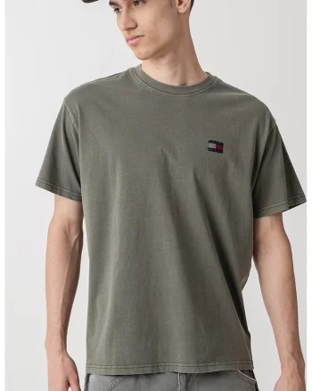 Tricou lejer cu decolteu la baza gatului