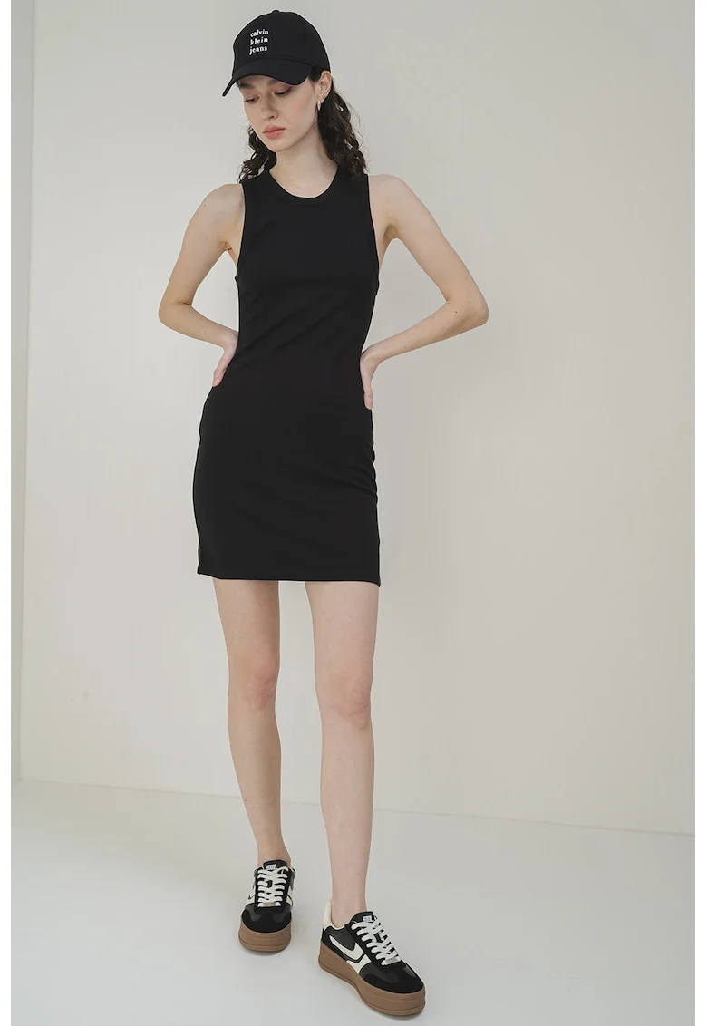 Rochie mini cu decolteu la baza gatului