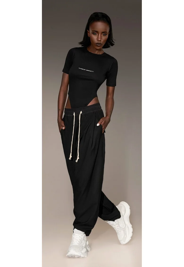 Pantaloni cu pense - P26312, Negru