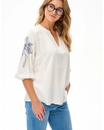 Bluza lejera cu decolteu in V si model floral