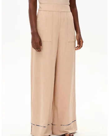 Pantaloni vaporosi cu croiala ampla si talie elastica