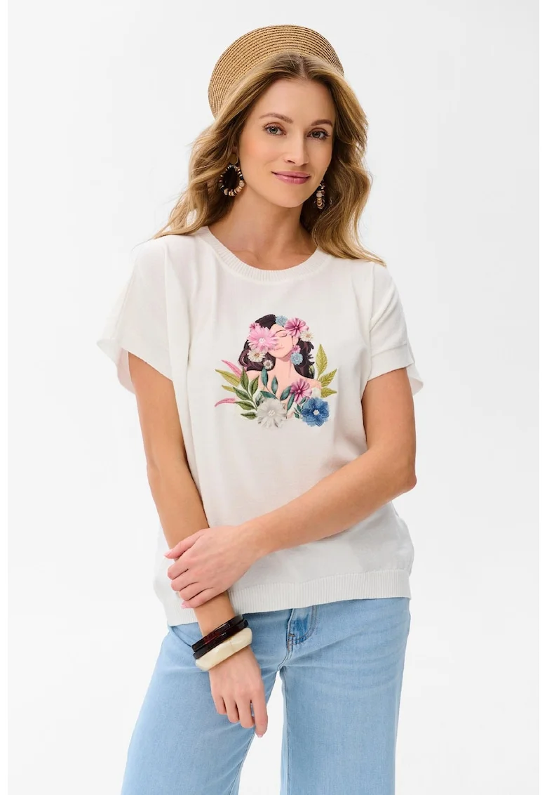 Tricou cu detaliu brodat in partea fin fata