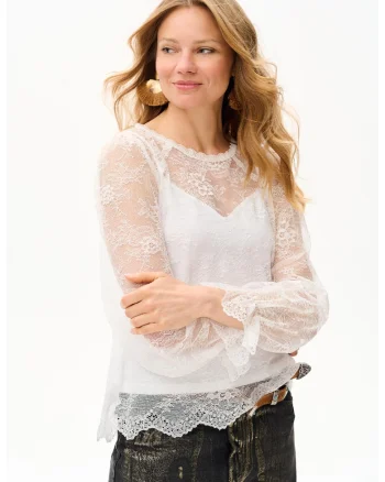 Bluza cu croiala lejera si dantela