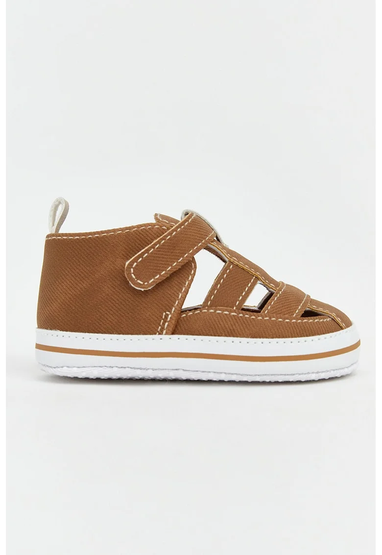 Pantofi cu velcro si decupaje, Maro