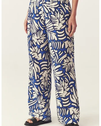 Pantaloni cu croiala ampla si model floral Namaliko, Alb/Albastru royal